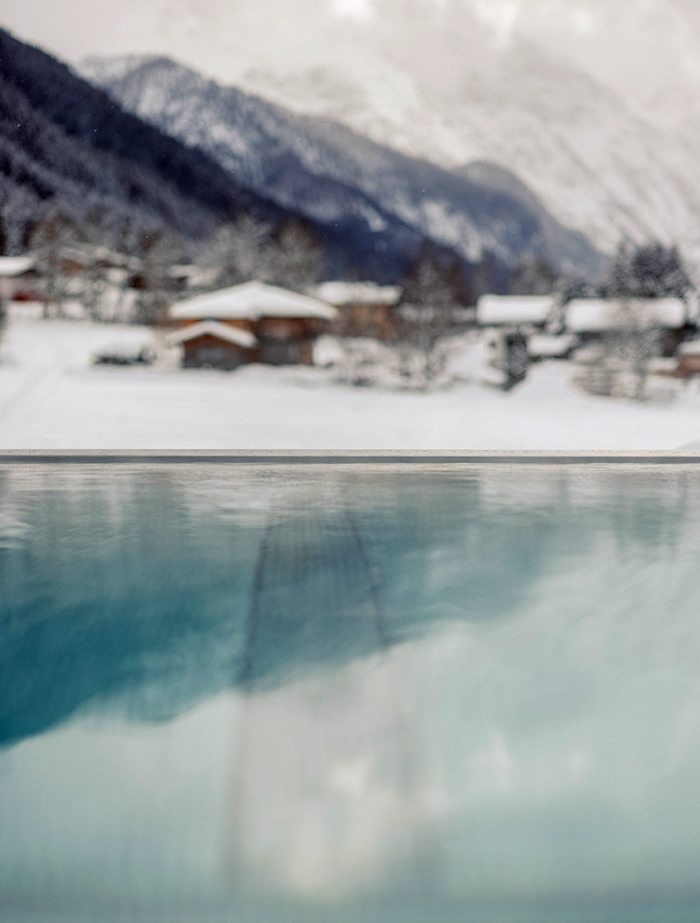 Schwimmen im Infinitypool