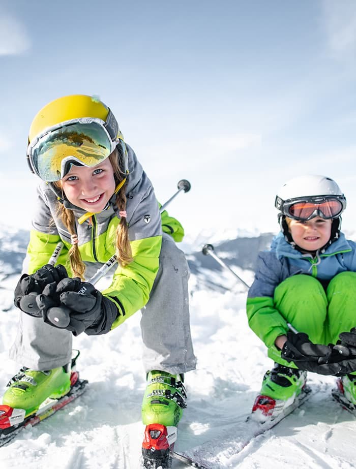 Kinder fahren Ski in Kleinarl