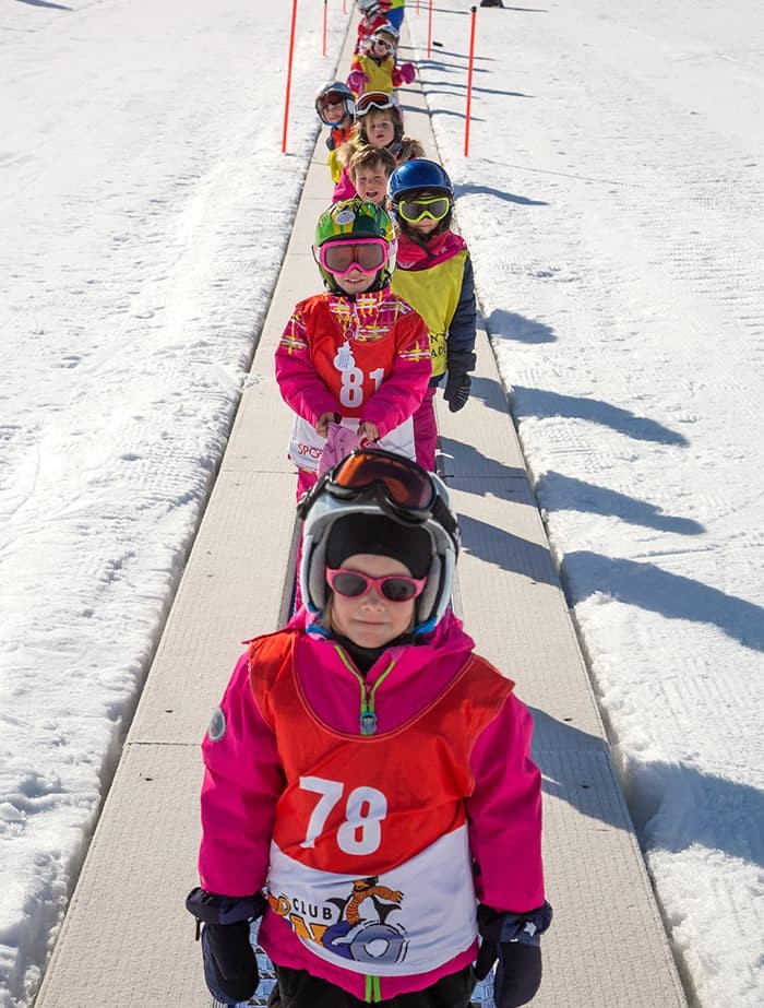 Kinder auf dem Zauberteppich in der Kinderskischule Schernthaner in Kleinarl