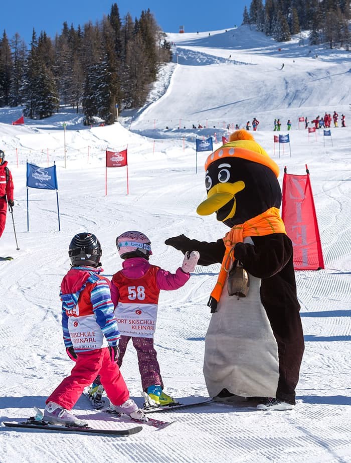 Kinderskischule mit Maskottchen Pingo