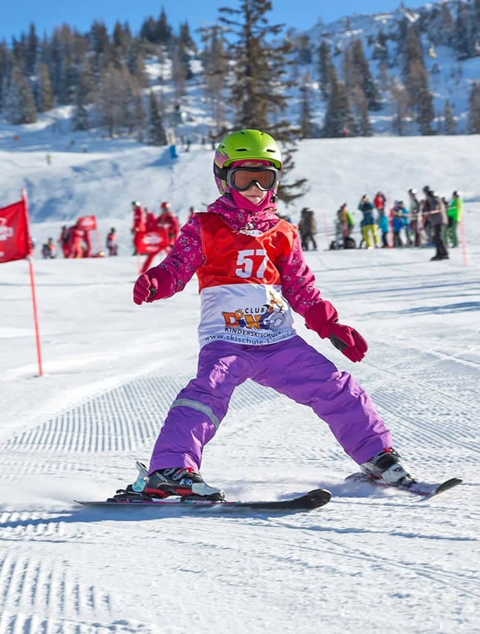 Kind fährt Ski in Kleinarl